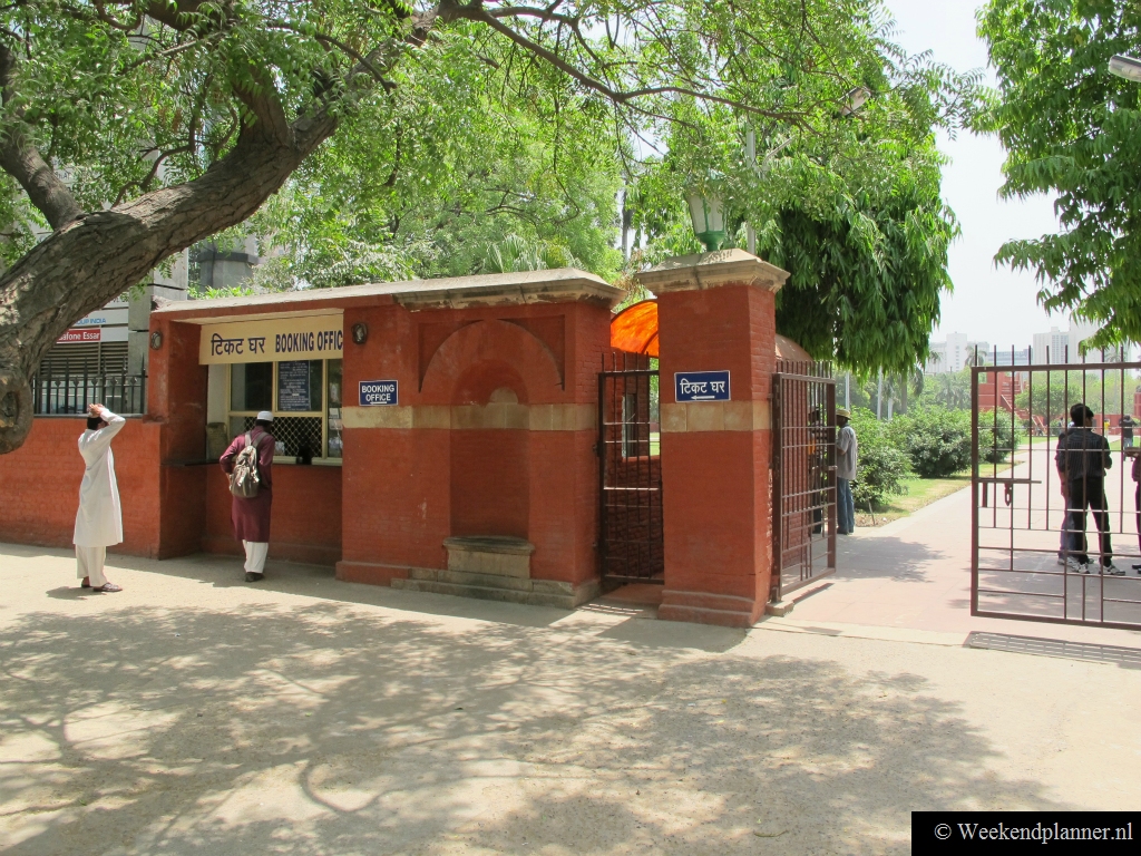 Bij de ingang van Jantar Mantar kun je kaartjes kopen. Een kaartje kost maar 100 roepies, iets meer dan een euro. Adres:  Parliament Street, Connaught Place. Metro: Patel Chowk.